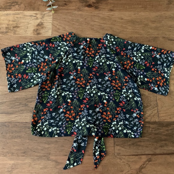 Como Vintage Black Floral Short Sleeve V-Neck Front Tie Top Blouse Dressy Casual - Picture 6 of 12